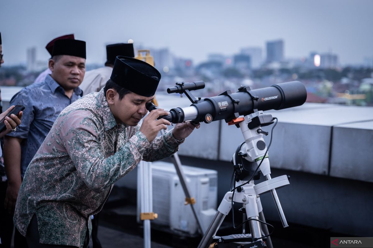 HILAL: Petugas Kantor Wilayah Kemenag DKI Jakarta mengamati posisi hilal menggunakan teleskop saat menentukan 1 Ramadhan 2024 lalu.