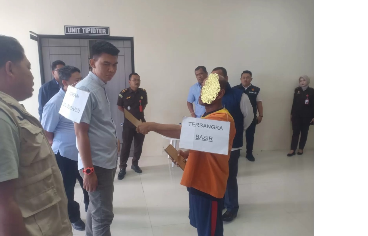 REKA ULANG: Pada adegan ke-19, korban IS mendapat tikaman pertama dari pelaku BS. ( MOESO/BALPOS)