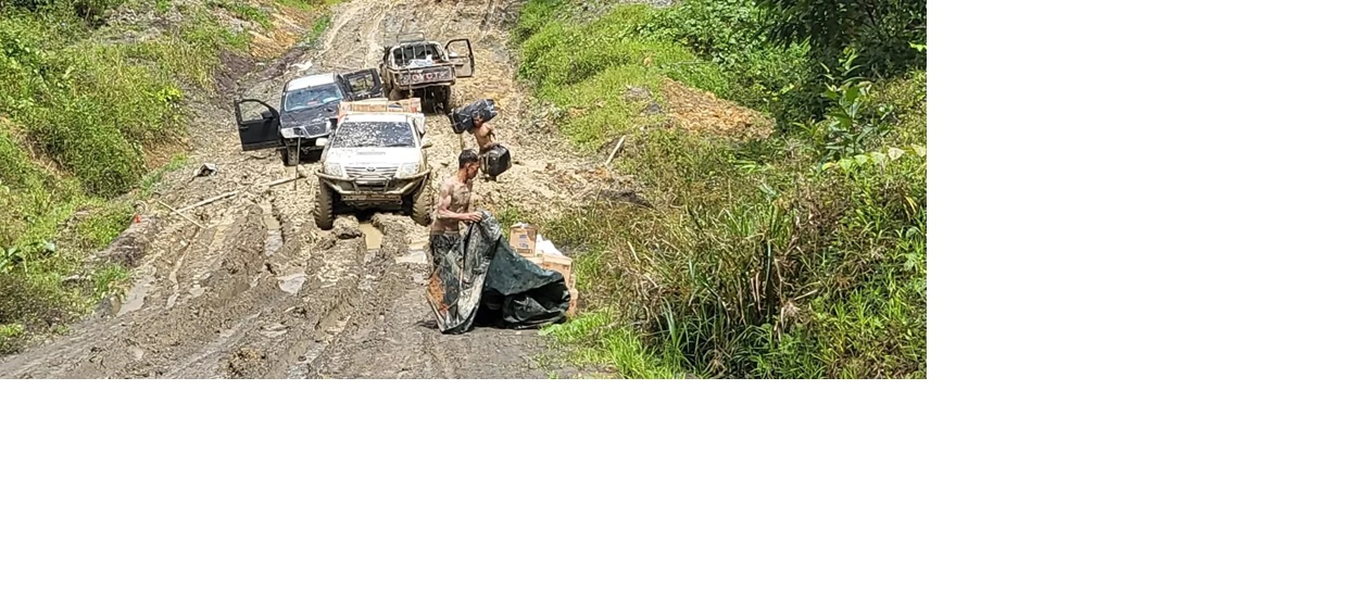 CAMAT KRAYAN SELATAN RUSAK PARAH : Kondisi jalan yang menjadi akses satu-satunya antara kecamatan di Krayan kondisi memprihatinkan yang berdampak pada distribusi barang.