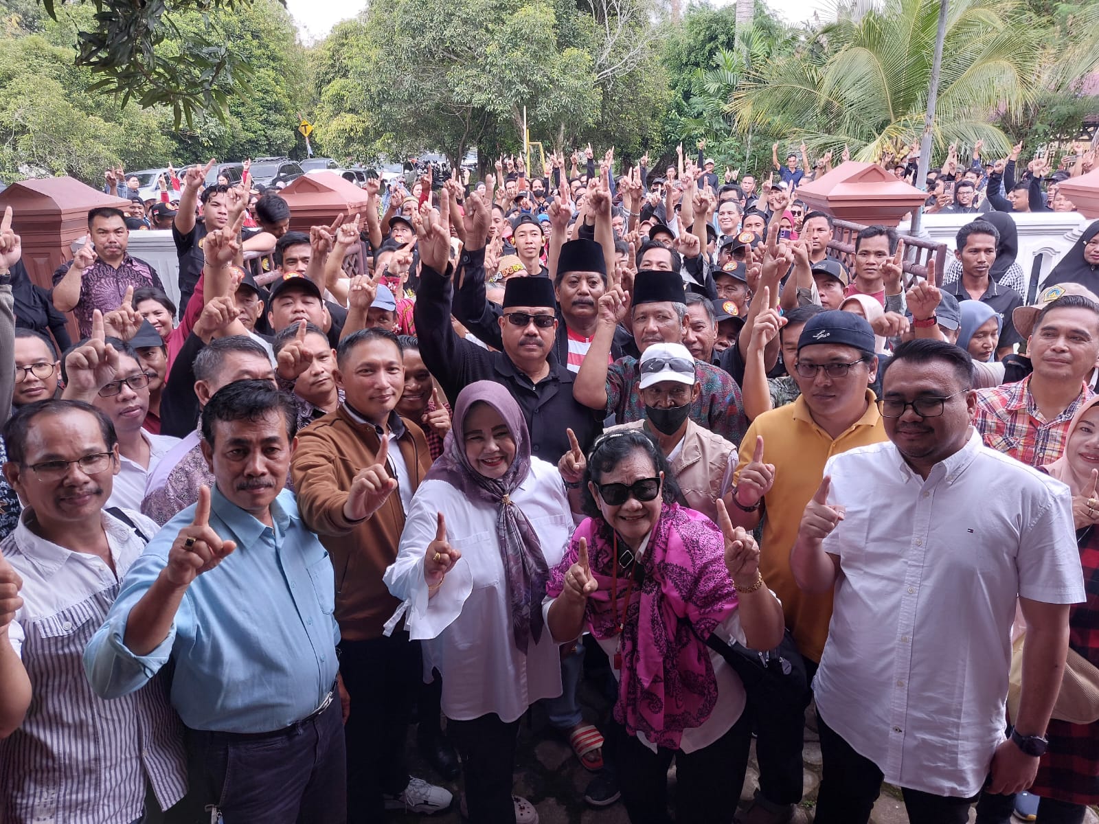 Edi Damansyah disambut ratusan simpatisannya di kediaman pribadinya di Jalan Arwana, Tenggarong pascaputusan MK (Elmo/Prokal.co)