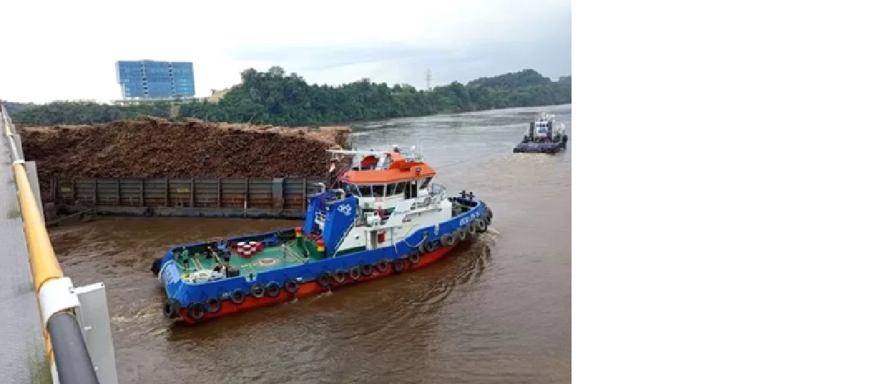 MASIH DIAMANKAN. Tongkang dengan nama lambung Indosukses 28 bermuatan kayu yang ditarik Tugboat (TB) MTS 28 saat menabrak pilar Jembatan Mahakam, Minggu (16/2) lalu.