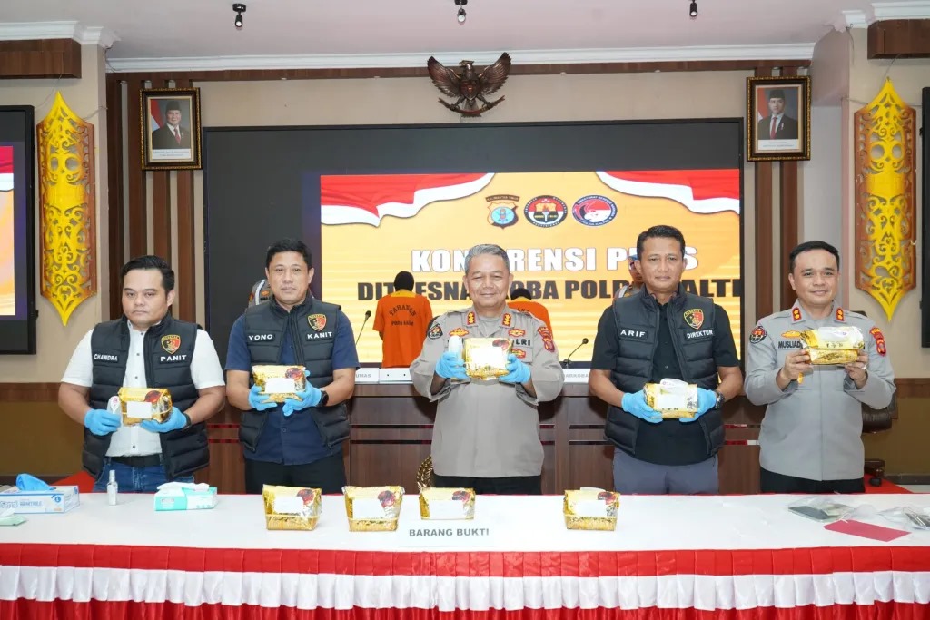 NARKOBA: Polisi saat menunjukkan barang bukti sabu-sabu 9,8 kilogram, Kamis, 27 Februari 2025.