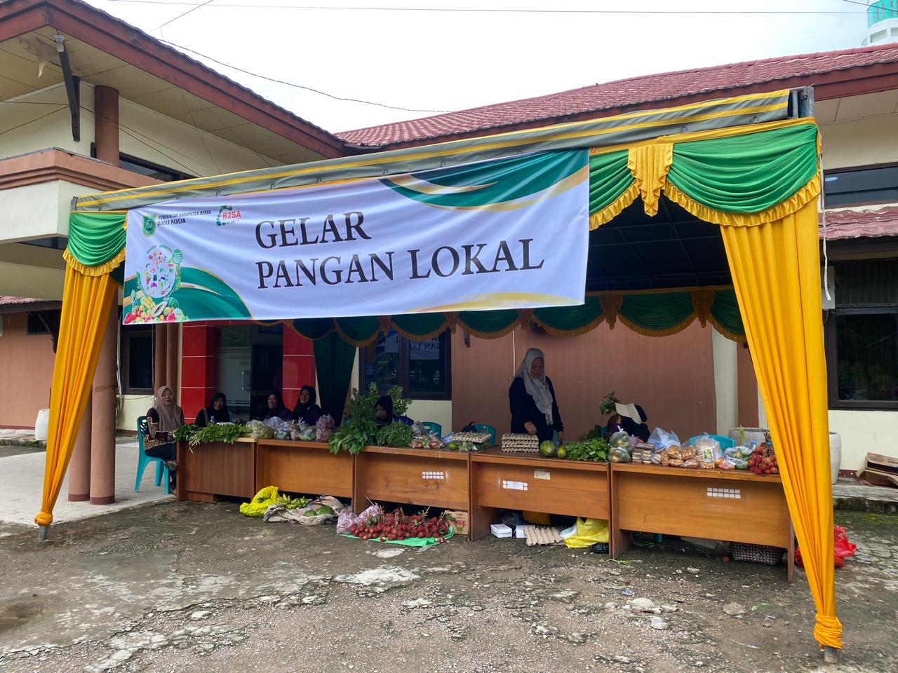 PANGAN MURAH: Gelaran pangan murah dan pangan lokal di halaman kantor Dinas Pangan Berau.