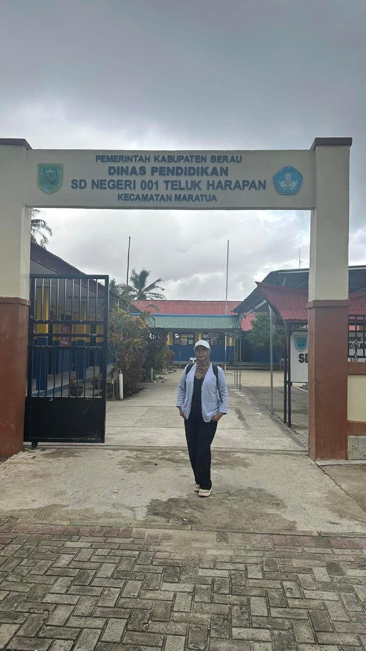 DITINJAU: Kepala Disdik Berau Mardiatul Idalisah saat meninjau kondisi SDN 001 Teluk Harapan yang rusak  terkena angin kencang.
