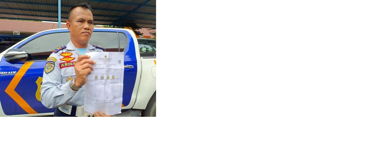 PALSU: Kasi Opsdal pada Dishub Banjarbaru, Aries Andrianto saat memperlihatkan KIR palsu yang mereka temukan saat razia ODOL pada 11 Februari 2025. (Foto: SHEILA FARAZELA/RADAR BANJARMASIN)