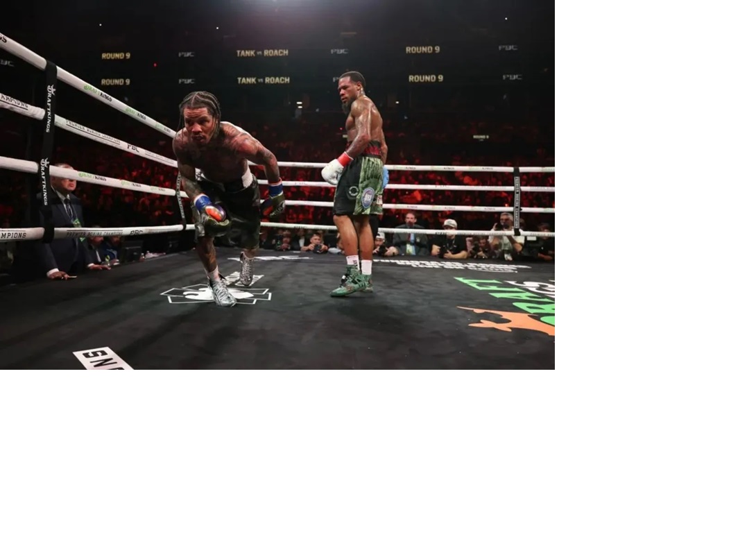 Pertarungan tinju Juara kelas ringan World Boxing Association (WBA) Gervonta Davis (kiri) juara kelas bulu super WBA Lamont Roach Jr di Barclays Center, New York, Minggu (2/3/2025) WIB.