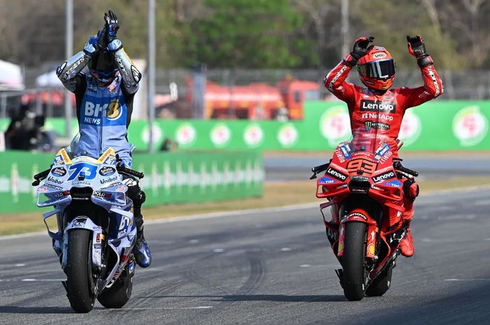 Pembalap Gresini Racing, Alex Marquez dan Marc Marquez (Ducati Lenovo) berselebrasi usai finis pada MotoGP Thailand 2025 