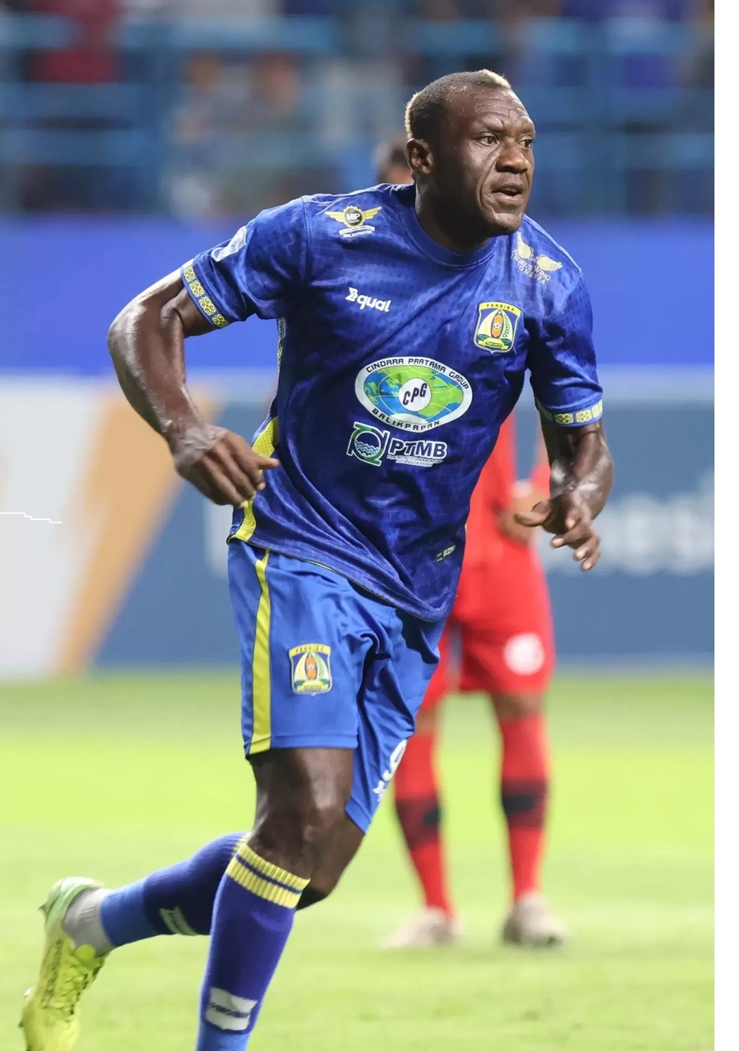 MASIH SANGGUP: Persiba patut bersyukur memiliki striker Herman Dzumafo. Dia mencetak 2 gol saat melawan PSGC Ciamis, ditambah 1 gol saat adu penalti. ( MO PERSIBA)