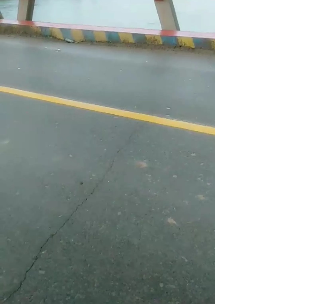 TONGKANG: Kondisi jembatan Tanjung Selor-Tanjung Palas yang tertabrak ponton, Sabtu (1/3/2025). FOTO: ISTIMEWA