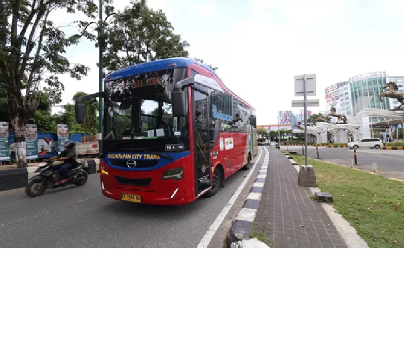 BCT melintas di depan Mal Balikpapan SuperBlock (BSB) di kawasan Jalan Jenderal Sudirman.