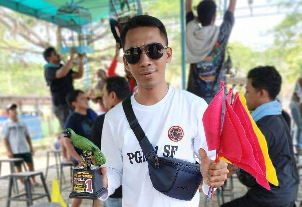 HARUS ULET: Bely Siswoko dalam sebuah momen lomba burung.
