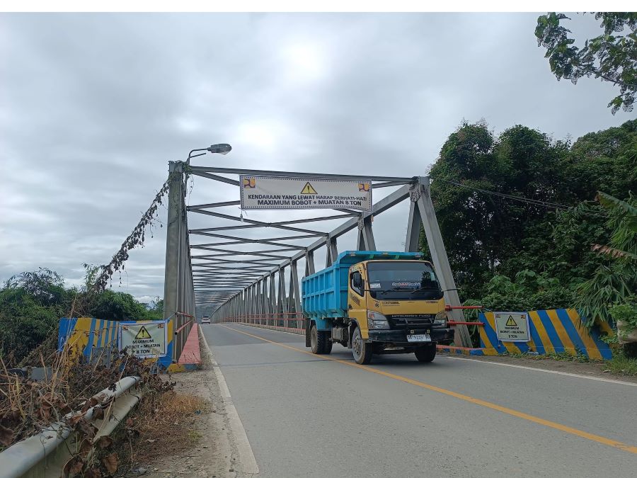 TERTABRAK: BPJN Kaltara melakukan pemasangan tanda batasan maksimal bobot plus muatan yang boleh melintas di Jembatan Sei Kayan. FOTO: IWAN K/RADAR TARAKAN