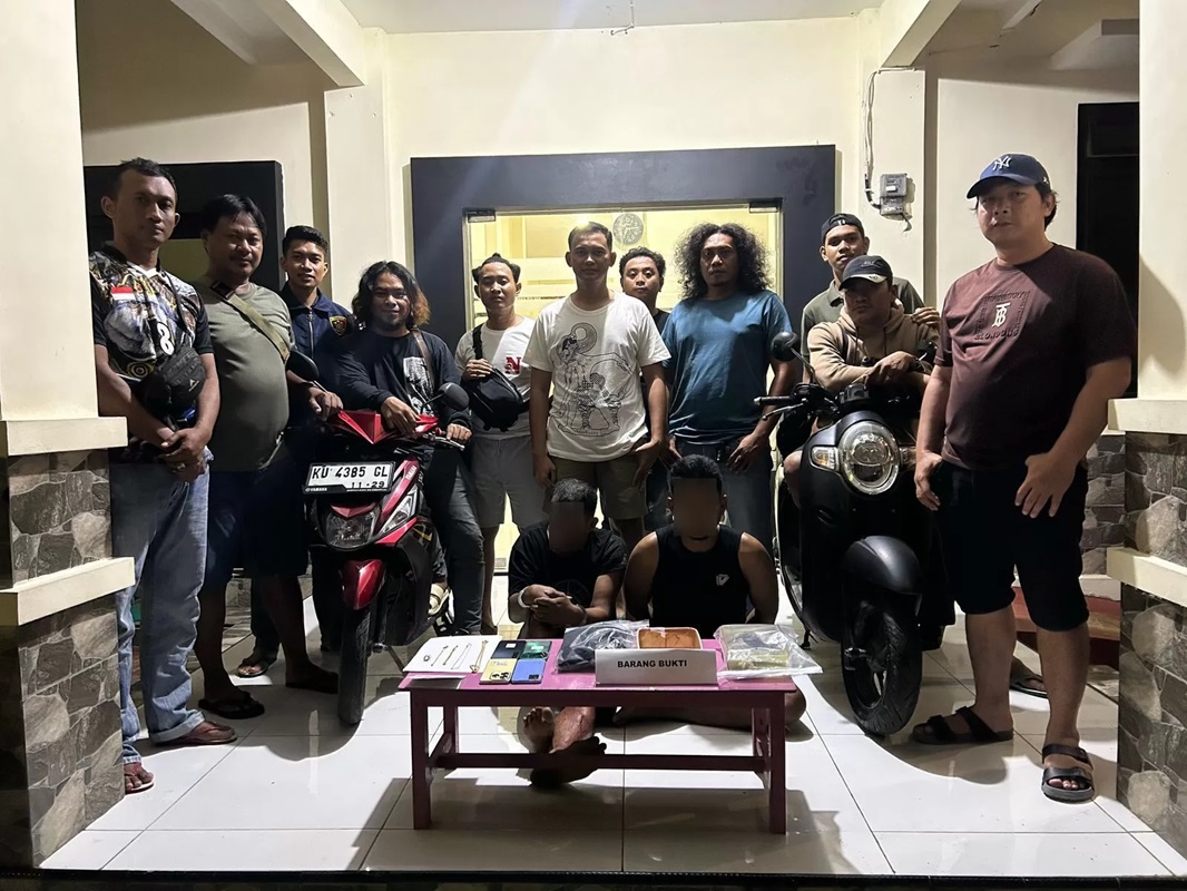 DITANGKAP: Kedua pelaku pencurian telah diamankan di Polsek Sebatik Timur usai dibekuk personel Unit Reskrim Polsek Sebatik Timur.
