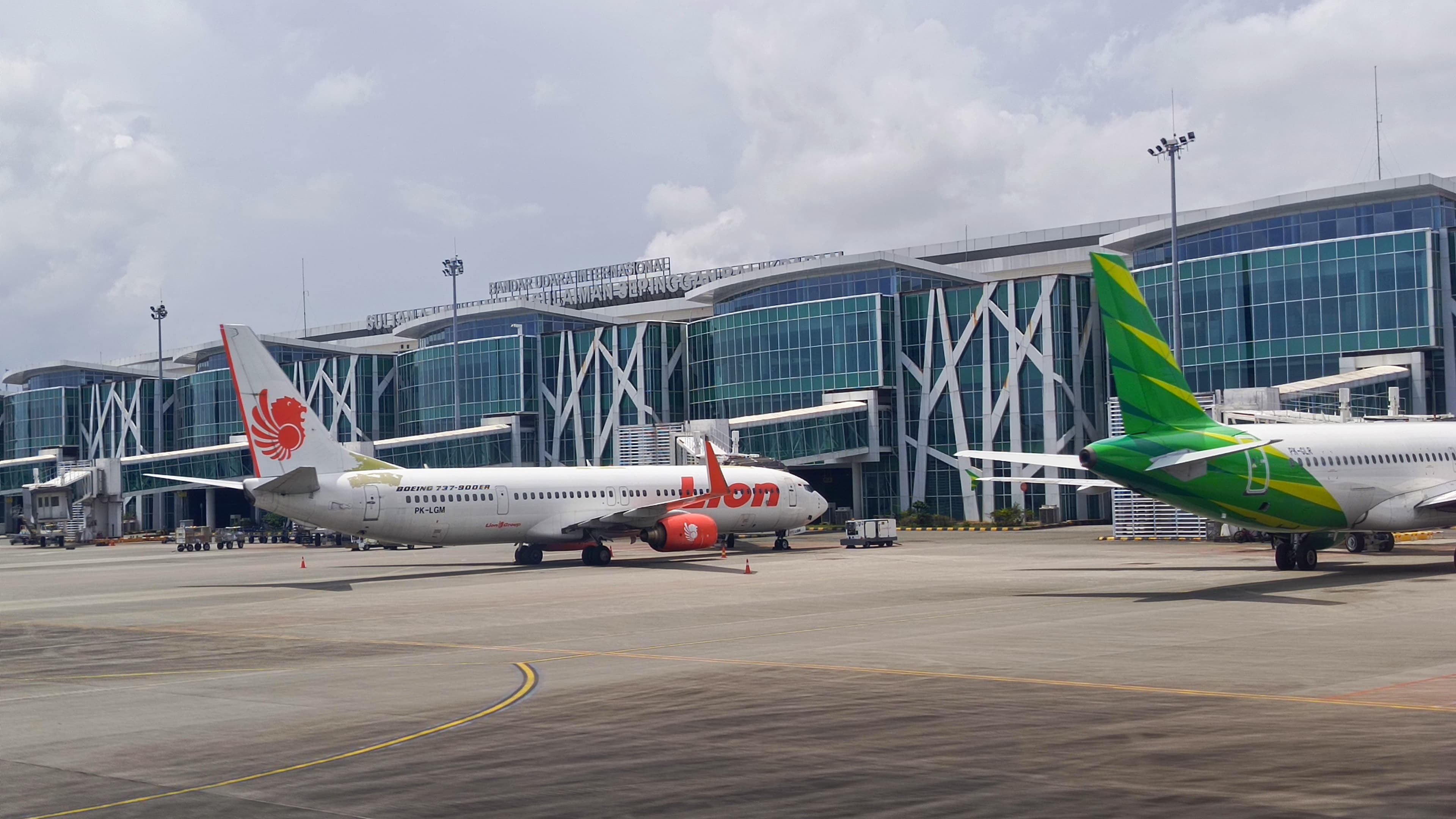 LEBIH TERJANGKAU: Harga tiket pesawat yang dijual pada aplikasi penjualan tiket daring selama musim Lebaran 2025 tidak setinggi tahun lalu.