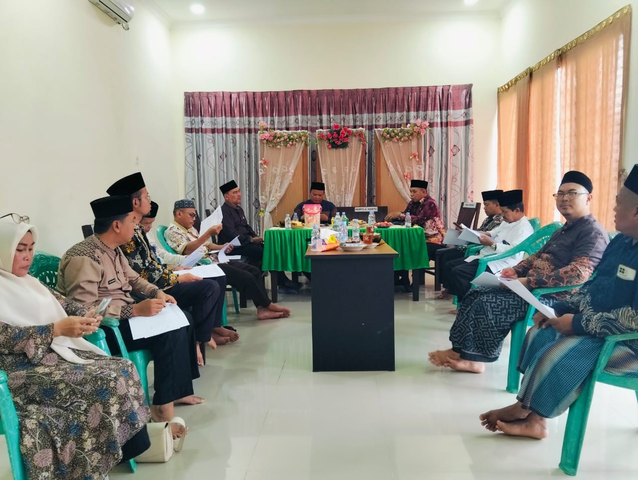 BAHAS: Kementerian Agama PPU dan sejumlah lembaga Islam saat melakukan rapat penetapan zakat di KUA Waru, PPU.