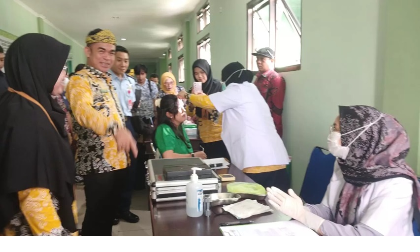 KURANG MAKSIMAL: petugas melakukan pemeriksaan kesehatan pada launching PKG beberapa waktu lalu.