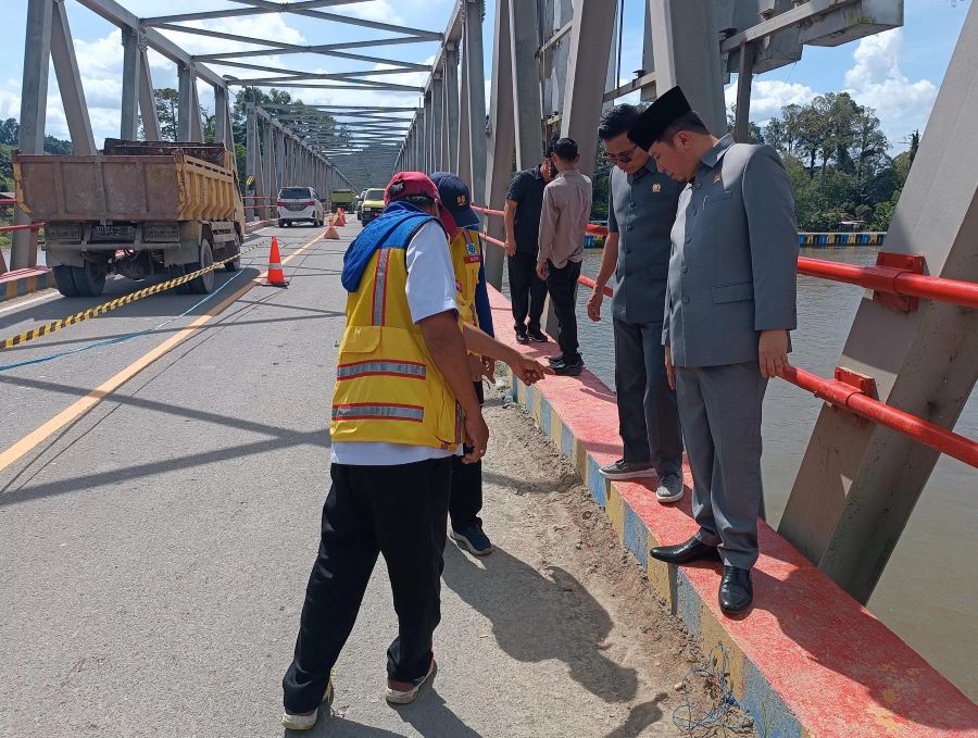 ALTERNATIF: Ketua DPRD Kaltara, Achmad Djufrie saat mengecek Jembatan Sei Kayan, Selasa (4/3/2025). FOTO: IWAN K/RADAR TARAKAN