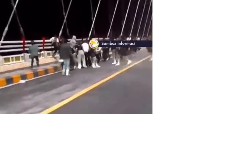 Tangkapan layar video perkelahian kelompok remaja di Jembatan Sungai Sambas Besar (JSBB), Selasa (4/3) dini hari. (INSTAGRAM @sambasinformasi)
