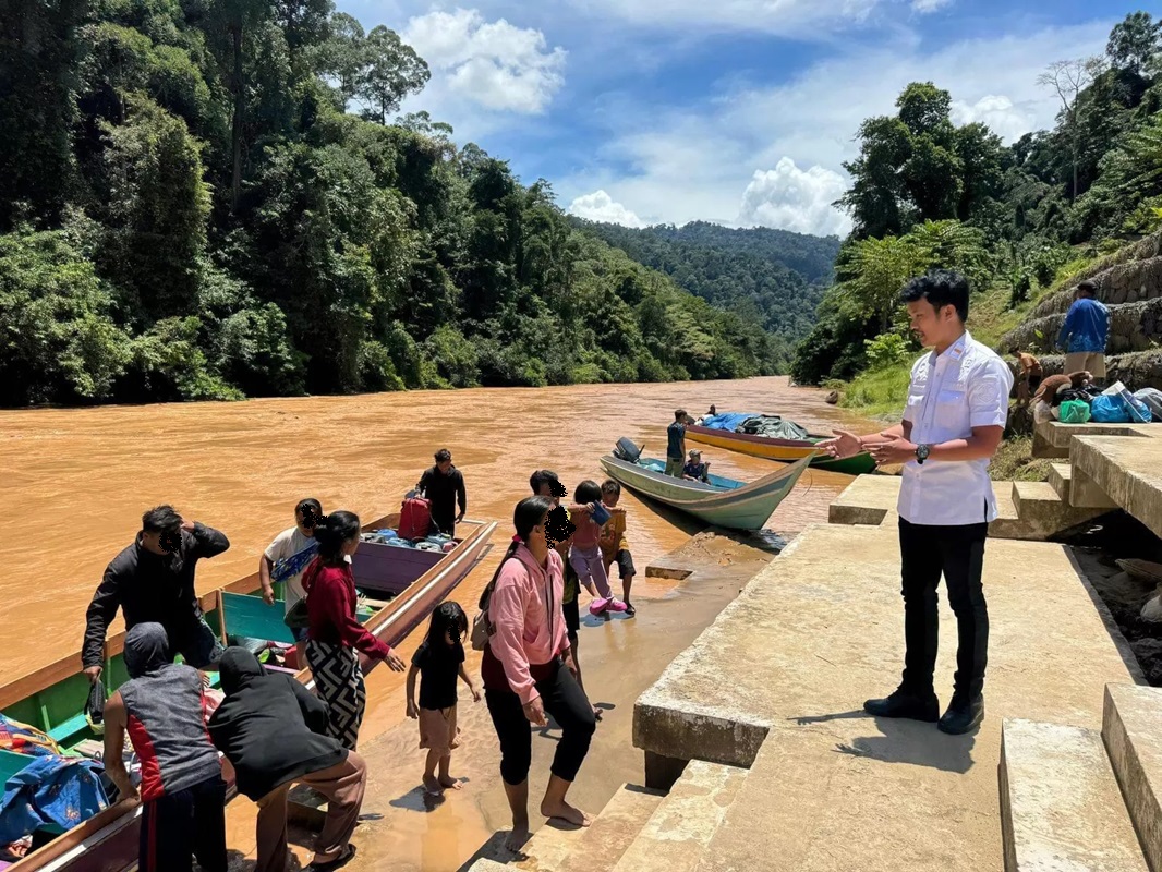 PEMERIKSAAN: Petugas Imigrasi Nunukan melakukan pemeriksaan kepada PMI non prosedural yang melintas di PLBN Labang.