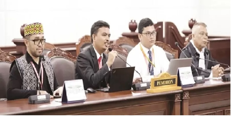 MINTA DIKURANGI: Sidang pendahuluan uji materi UU IKN ke MK yang diajukan oleh Stepanus Febyan Babaro, Selasa (4/3).