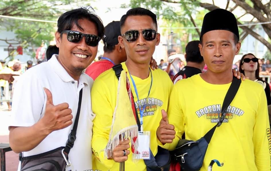 KICAU MANIA: Bely Siswoko (tengah) saat meraih juara dua dalam salah satu event nasional burung berkicau.