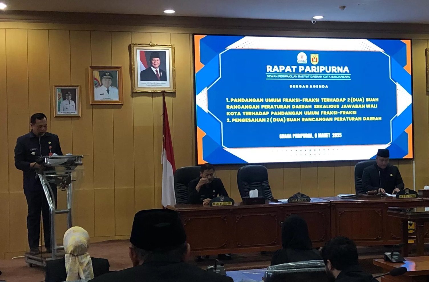Aditya Mufti Ariffin ketika menyampaikan sambutan sekaligus pengunduran dirinya sebagai Wali Kota Banjarbaru dalam Rapat Paripurna di Gedung DPRD Kota Banjarbaru, Kamis (6/3/2025) (Sheila Farazela/)