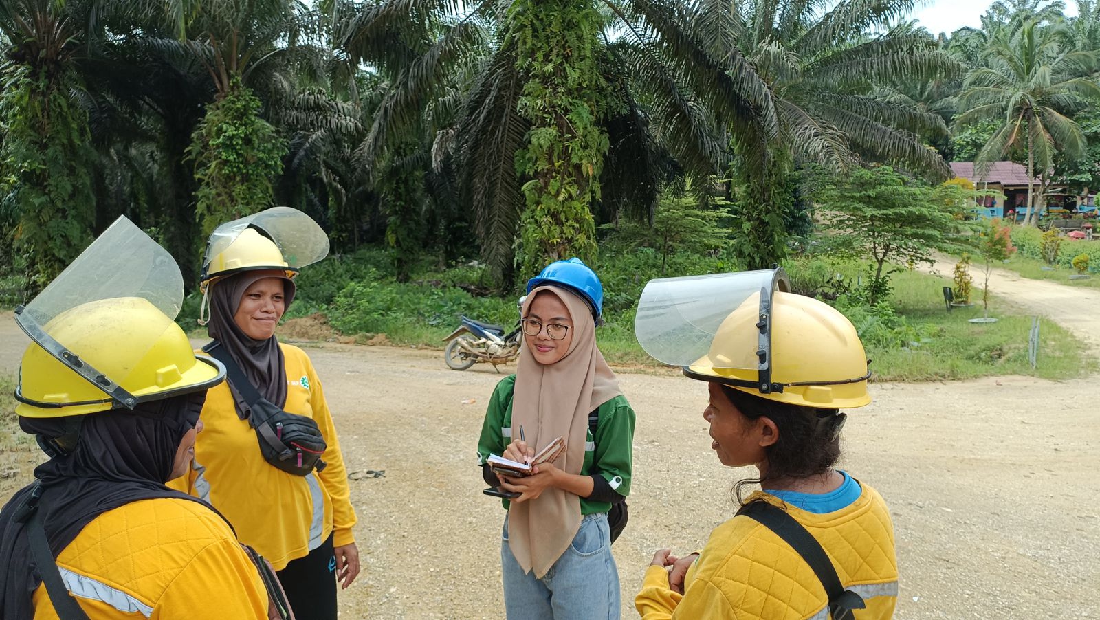 MASIH MUDA: Noviska Miranti (helm biru), mandor perempuan di PT SKP, grup dari Astra Agro Lestari.