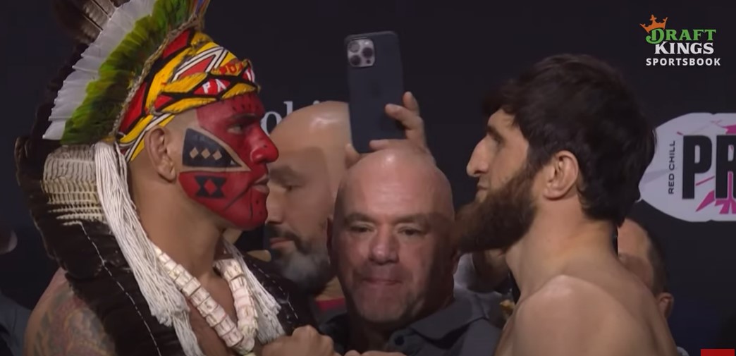 Alex Pereira dan Ankalaev dalam sesi faceoff.