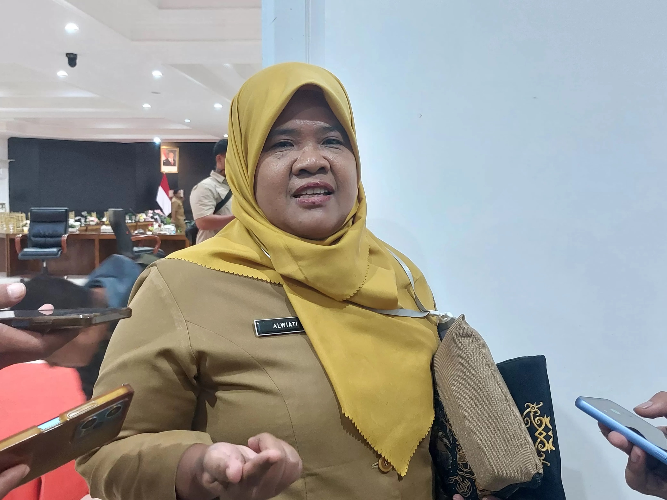 BERES: Kepala Dinas Kesehatan Kota Balikpapan Alwiati saat ditemui di Balai Kota Balikpapan, Senin (20/1). (DINA ANGELINA/KP)