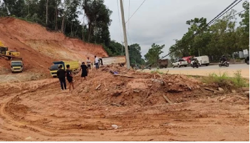 IZIN BERBEDA. Lokasi galian c yang digarap Gito di Jalan HAMM Rifadin, Kelurahan Harapan Baru hanya mengantongi IPL bukan SIPB untuk menjual material batu dan tanah yang diambil dari gunung.OKE/SAPOS