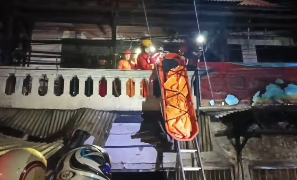 Korban saat dievakuasi.