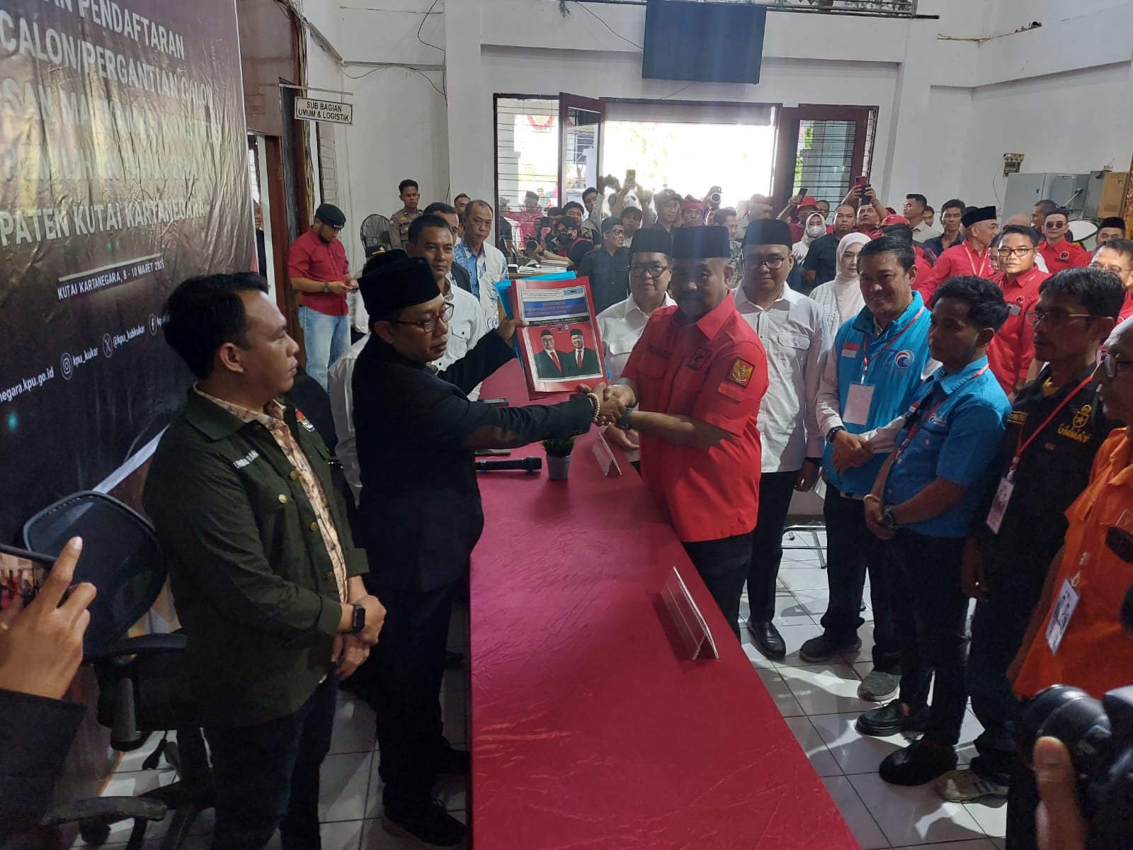 Pasangan Aulia-Rendi diantar Ketua DPC PDI Perjuangan Kukar mendaftar di KPU (Elmo/Prokal.co)