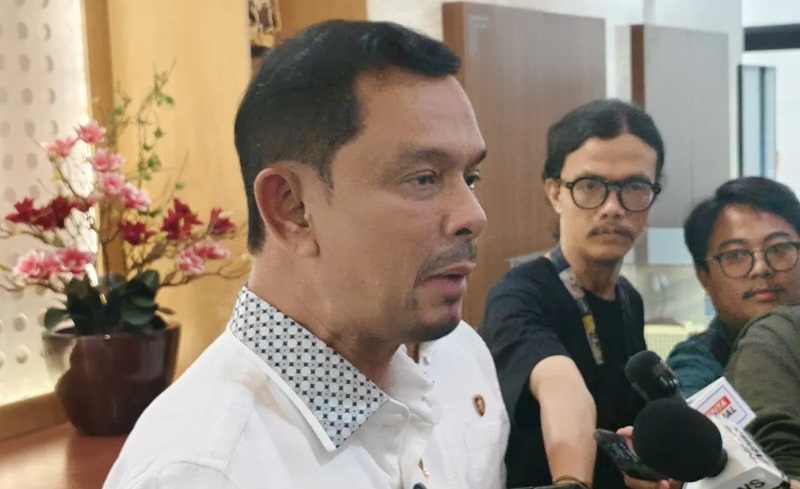 Direktur Tindak Pidana Narkoba (Dirtipidnarkoba) Bareskrim Polri Brigjen Pol. Mukti Juharsa berbicara dengan awak media di Gedung Bareskrim Polri, Jakarta, Senin (10/3/2025).