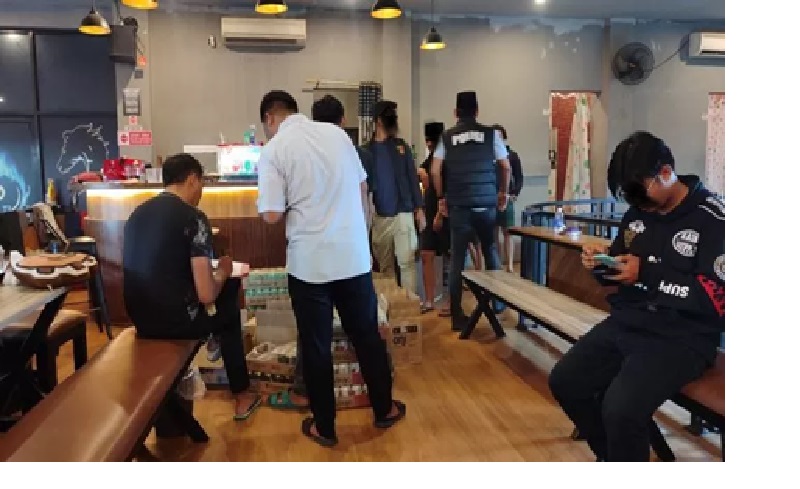 DISITA. Ratusan botol miras yang ditemukan polisi ketika melakukan operasi KRYD di arena biliard, yang juga ketahuan menjadi tempat berjudi, Rabu (5/3).