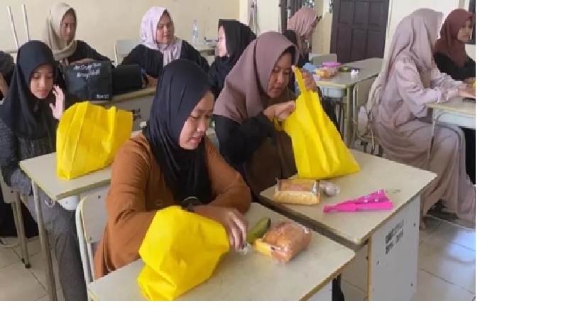 BUAT BERBUKA: Menu kering sengaja dipilih agar MBG bisa dibawa pulang dan dinikmati siswa untuk berbuka puasa di rumah.