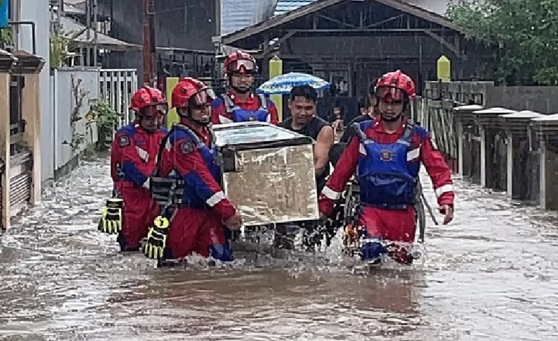 EVAKUASI: Petugas DPKP Banjar bantu warga Desa Tanjung Rema menyelamatkan harta benda dari genangan banjir pada Jumat (7/3). (Foto: DPKP BANJAR UNTUK RADAR BANJARMASIN)