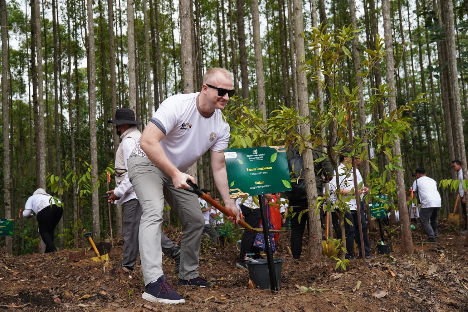 PENGHIJAUAN: Aksi penanaman pohon perwakilan negara sahabat dan murid SDN 05 Sepaku di Miniatur Hutan Hujan Tropis, IKN, Jumat (14/2/2025), dalam rangkaian Nusantara International Partners Visit 2025.