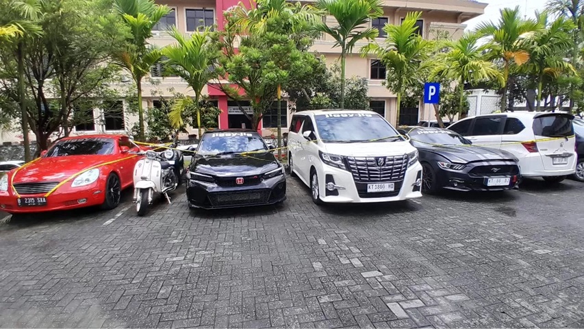 DISITA: Sejumlah kendaraan mewah diduga terkait tindak pidana pencucian uang yang dilakukan oleh Catur diisita Bareskrim. Barang bukti tersebut dititipkan di Polda Kaltim. (Foto: Arif Fadillah/balpos)