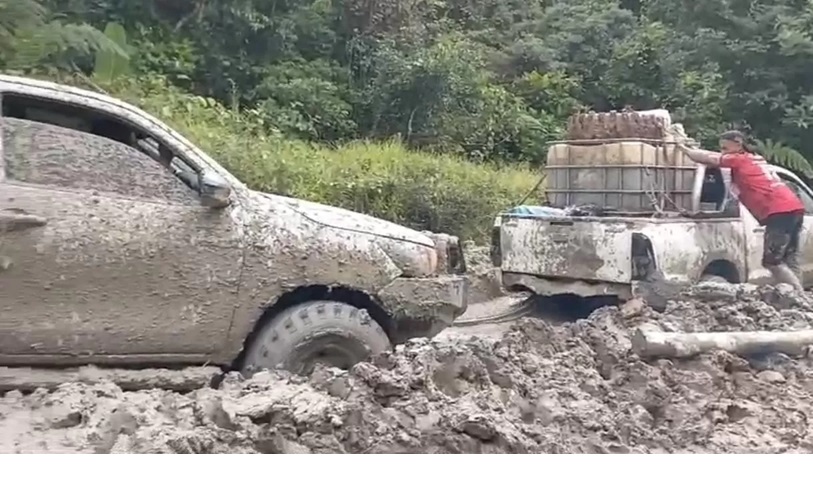 Transportasi yang sulit menjadi penyebab susahnya distrisbusi BBM menuju Krayan.