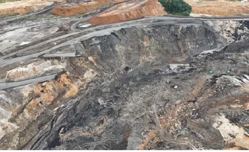 TELAN KORBAN. Kondisi longsor di area tambang batu bara yang digarap PT ABS di Loa Janan. (IST)