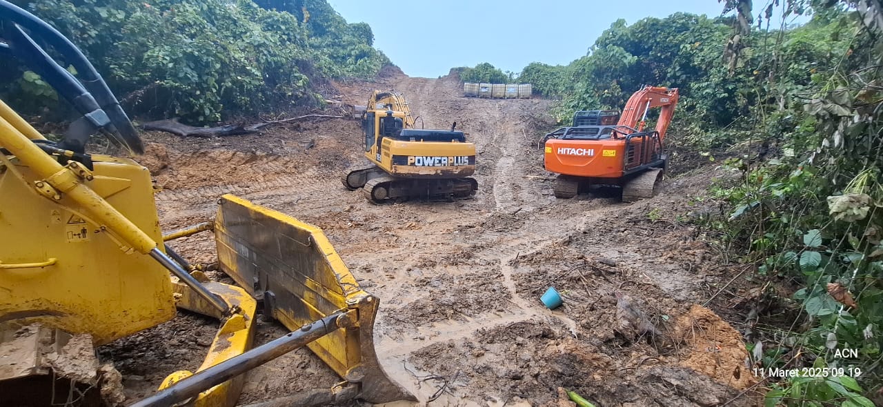 Alat berat yang ada di lokasi perusahaan.