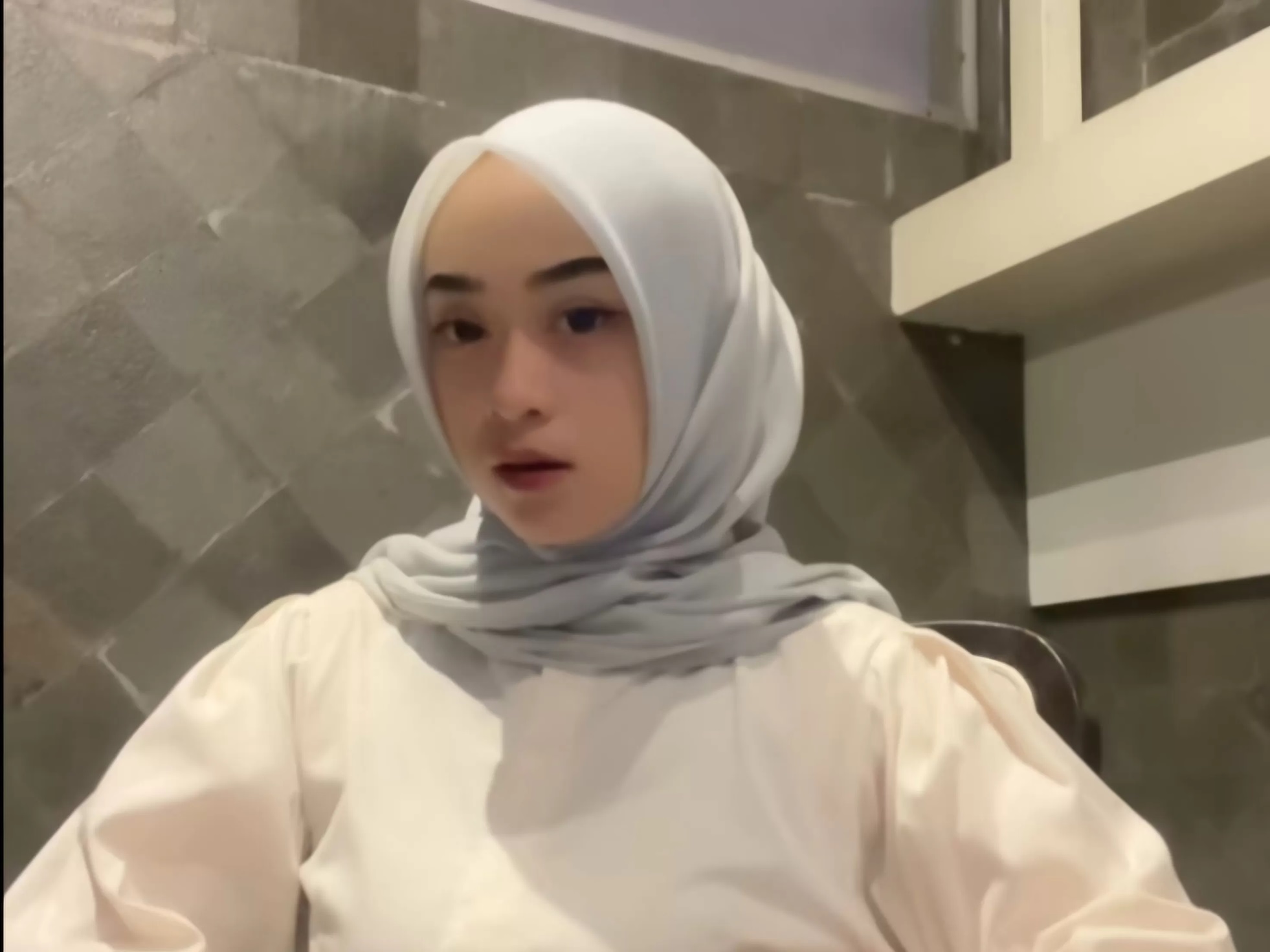 Bu Guru Salsa saat melakukan live streaming di TikTok sambil bermain Mobile Legend. (Tangkapan layan akun TikTok @sissalsaa).