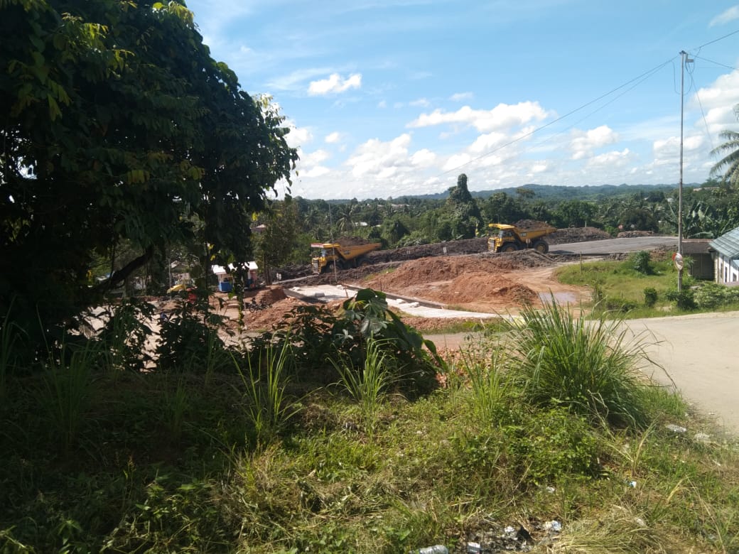 Dampak tambang yang berjarak 75 meter dari permukiman warga Desa Buana Jaya, terpantau alat-alat berat (Istimewa)