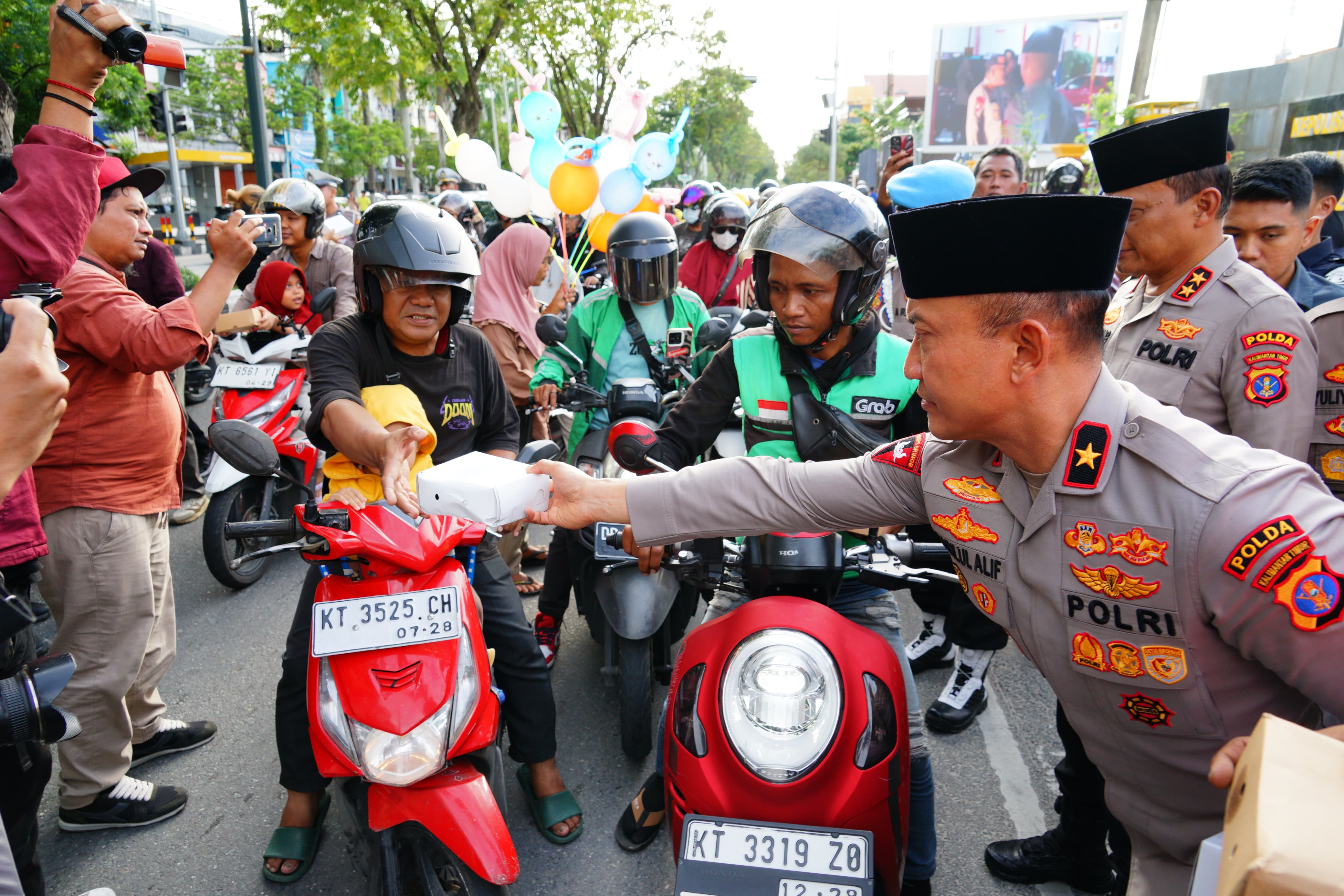 Kapolda Kaltim Irjen Pol Drs. Nanang Avianto, M.Si., didampingi Wakapolda Kaltim Brigjen Pol Dr. H. M. Sabilul Alif, S.H., S.I.K., M.Si., membagikan takjil kepada masyarakat.