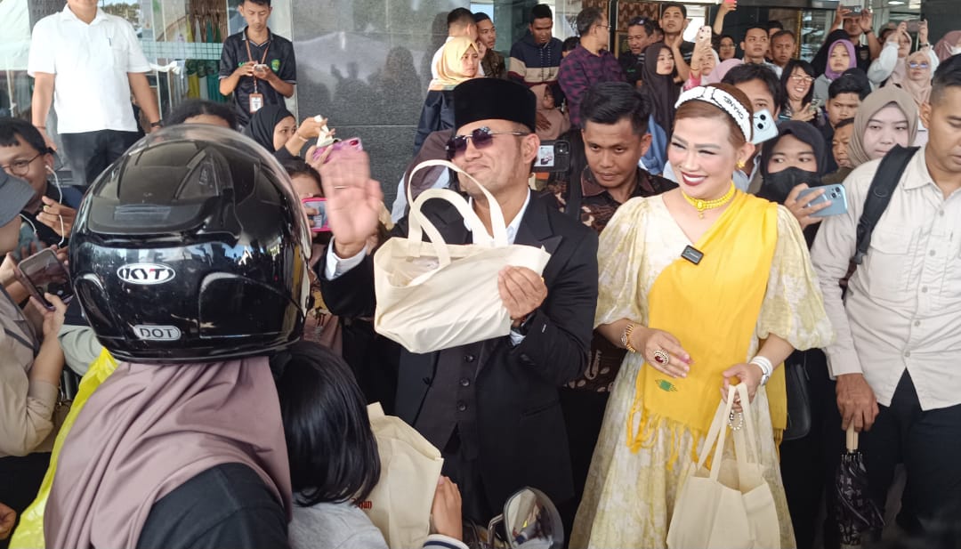 Gubernur dan istri membagi takjil.