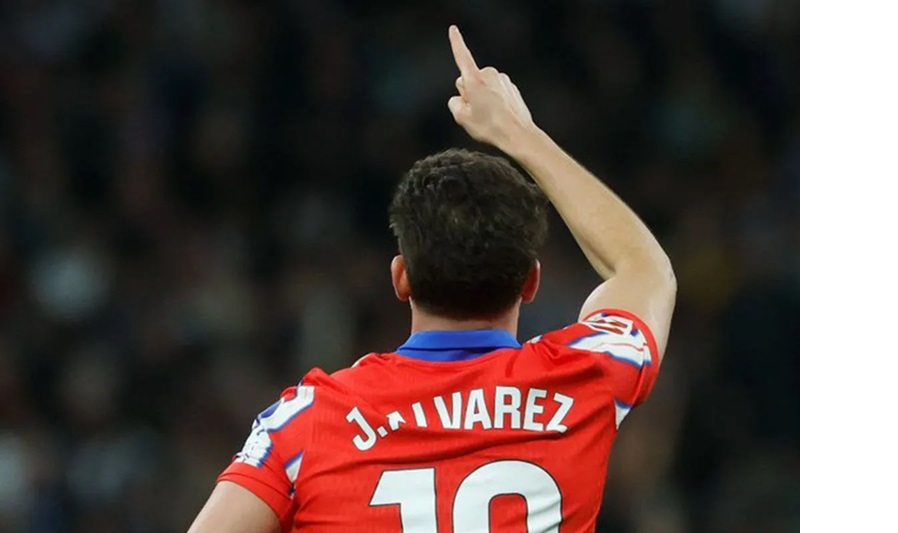 Pemain Atletico Madrid asal Argentina Julian Alvarez mengacungkan jari setelah sukses mengeksekusi penalti saat pertandingan lanjutan Liga Spanyol kontra Real Madrid di Stadion Santiago Bernabeu.