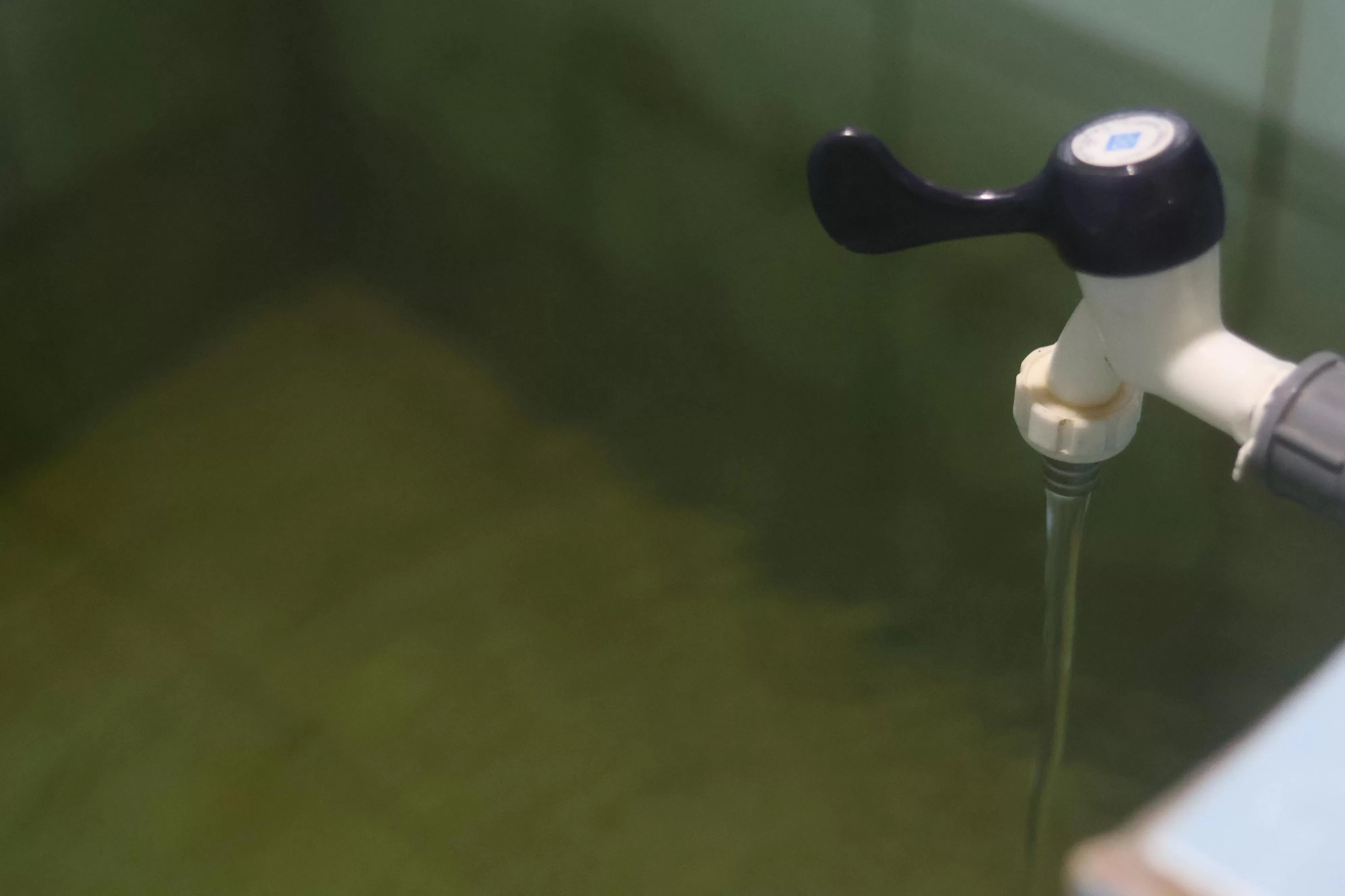 DIKELUHKAN: Kualitas air berwarna keruh di rumah warga kawasan Balikpapan Kota, Kamis (13/3). (ANGGI PRADITHA/KP)