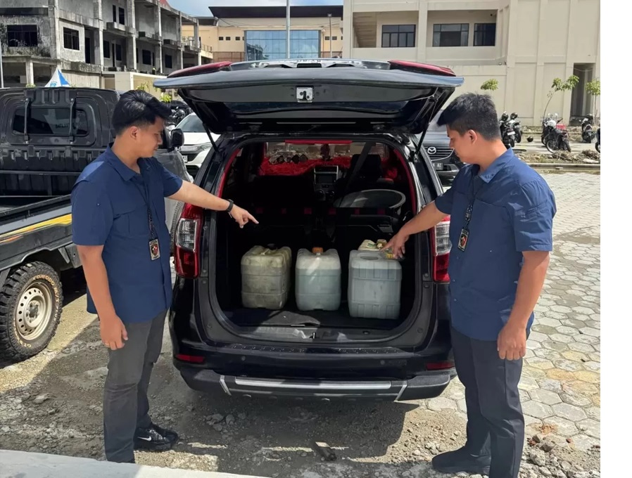 TERUNGKAP: Barang bukti mobil dan jeriken digunakan untuk mengetap BBM jenis pertalite. (IST.)