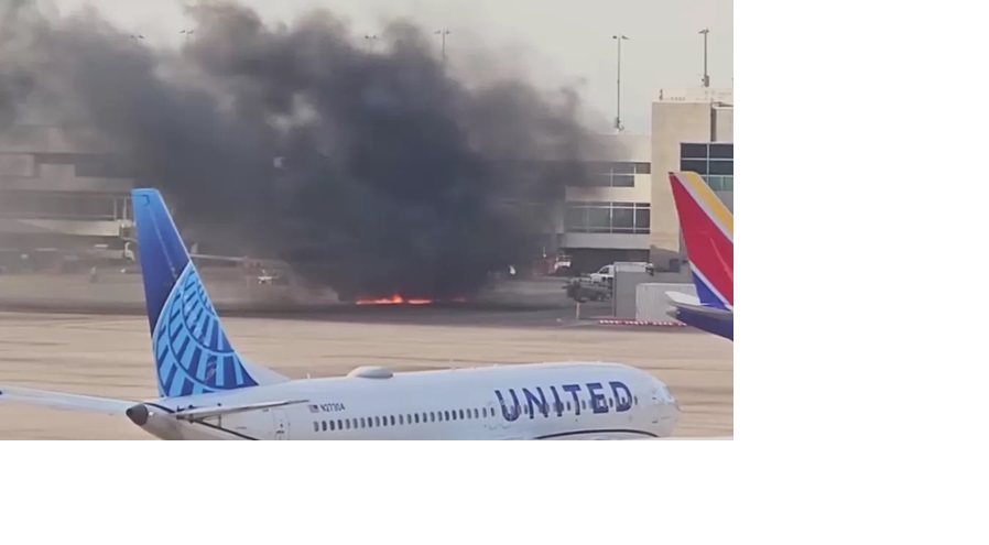 Pesawat American Airlines yang terbakar usai mendarat.