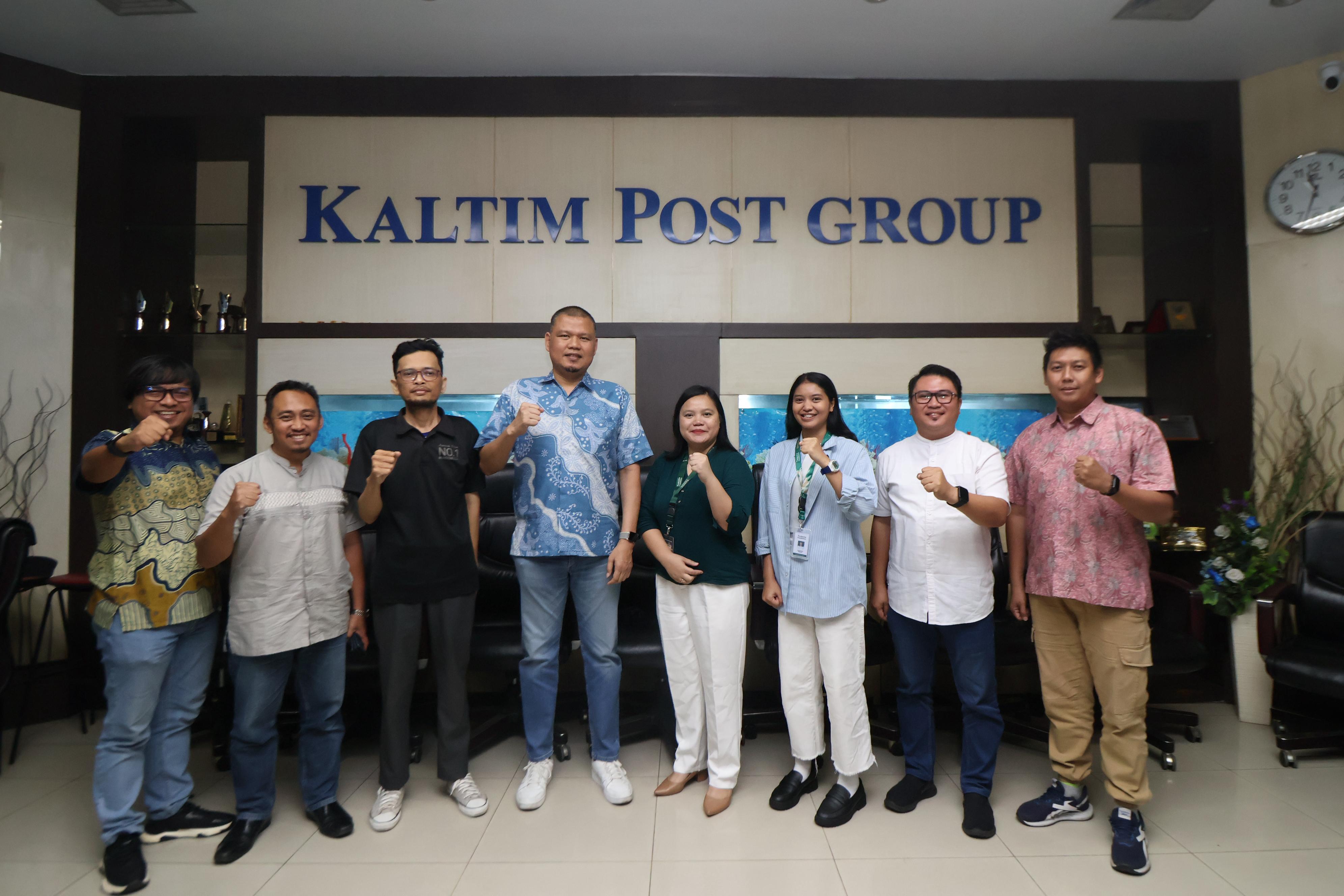 BERSINERGI: Roselina Ping Juan (empat kanan) bersama Ariela Kurnia (tiga kiri) di Gedung Biru Kaltim Post, Balikpapan, Jumat, 14 Maret 2025.